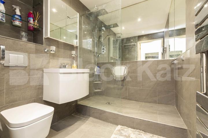 Located within a well kept purpose built building and close to amenities  Osier Crescent, Muswell Hill